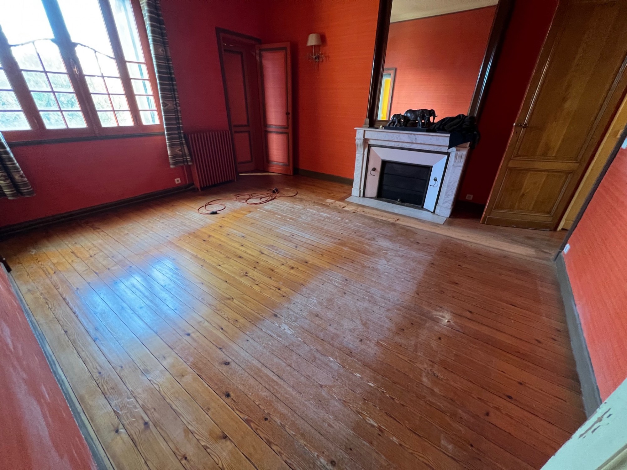 Rénovation ponçage d'un vieux parquet en pin vernis à Bordeaux centre