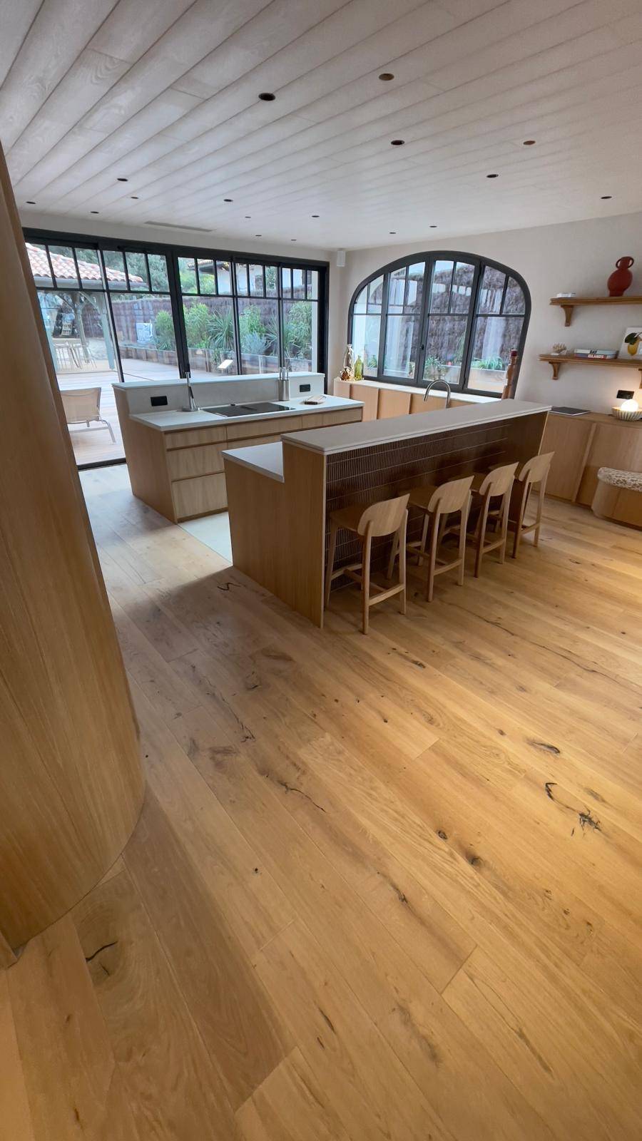 Pose de parquet huilé dans une salle de restaurant à Bordeaux 