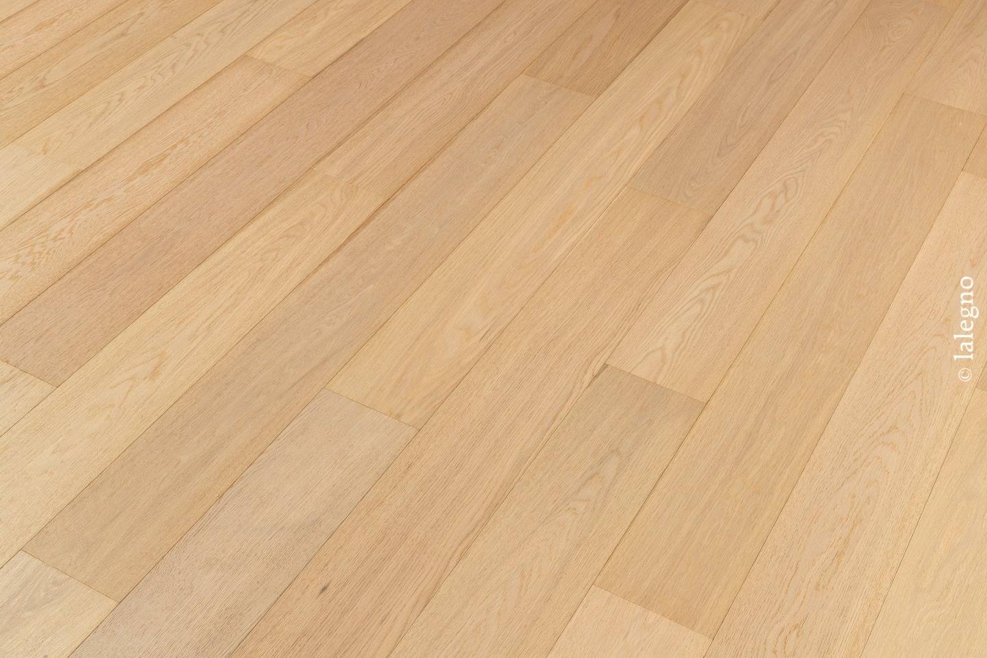 Parquet chêne contrecollé avec finition invisible à Bordeaux : Parfait pour une pose flottante ou collée, ce modèle offre une solution pratique et esthétique