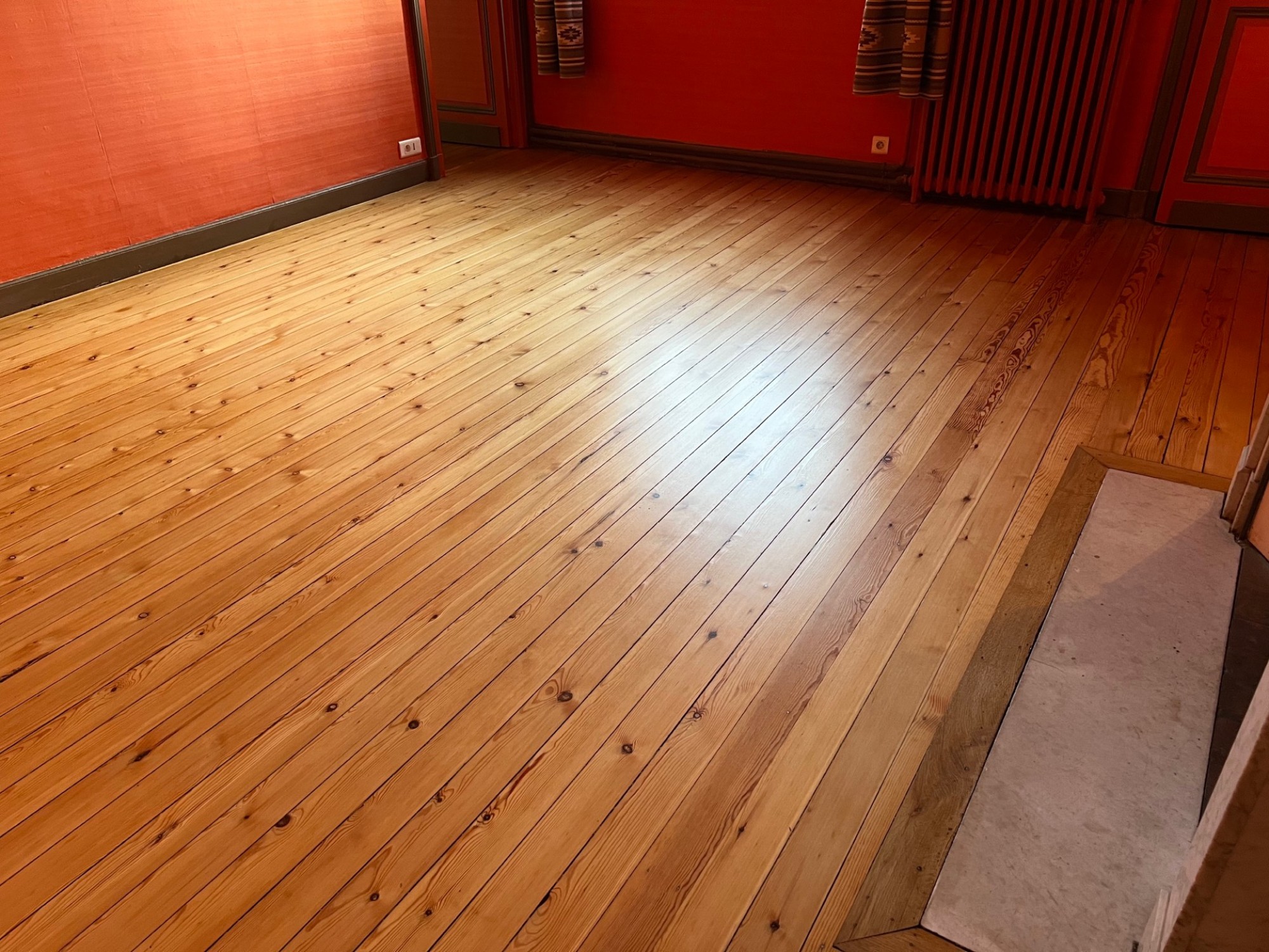 Rénovation ponçage d'un vieux parquet en pin vernis à Bordeaux centre