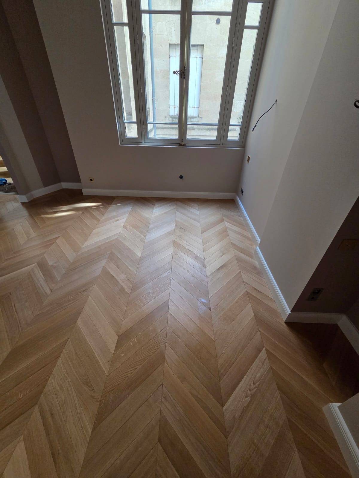 Parquet contrecollé chêne clair installé en point de Hongrie dans un appartement à Bordeaux