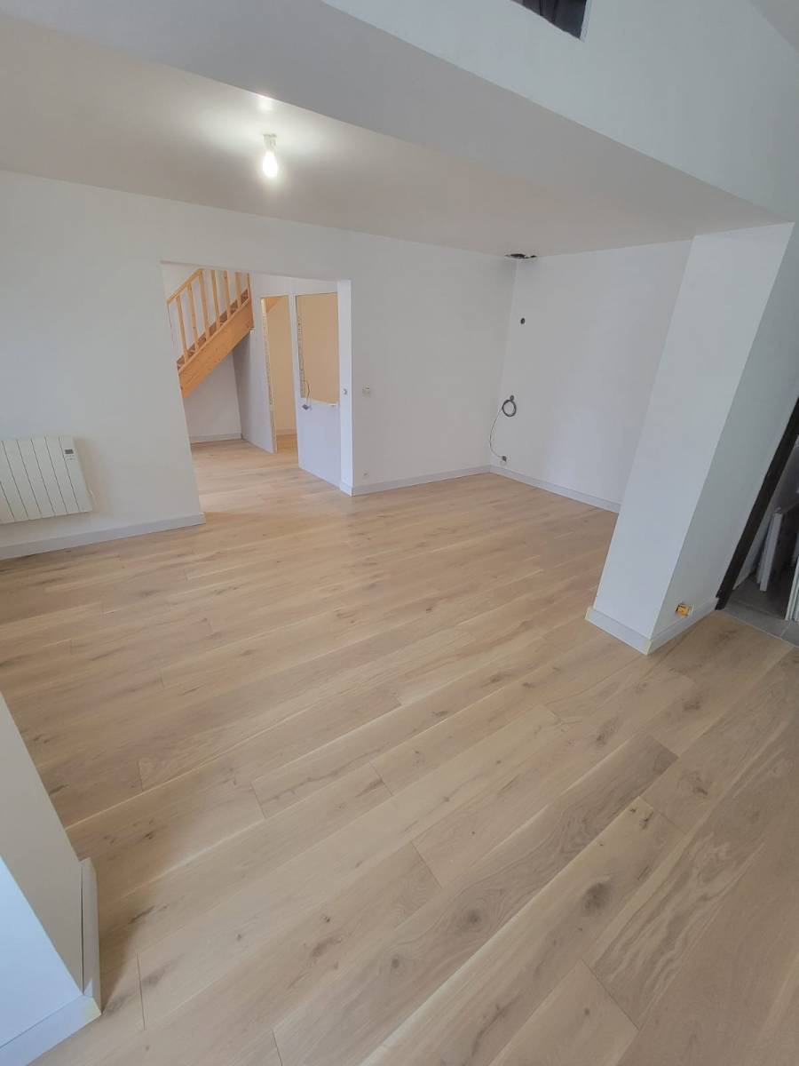 Parquet chêne clair contrecollé posé dans un intérieur moderne à Bordeaux - Découvrez la beauté du parquet chêne clair contrecollé chez RM Parquet Bordeaux, un choix intemporel pour votre maison.