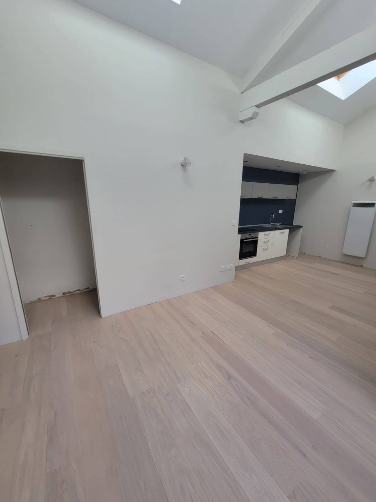 Pose de parquet ABC huilé blanc dans une maison à Bordeaux, apportant luminosité et élégance
