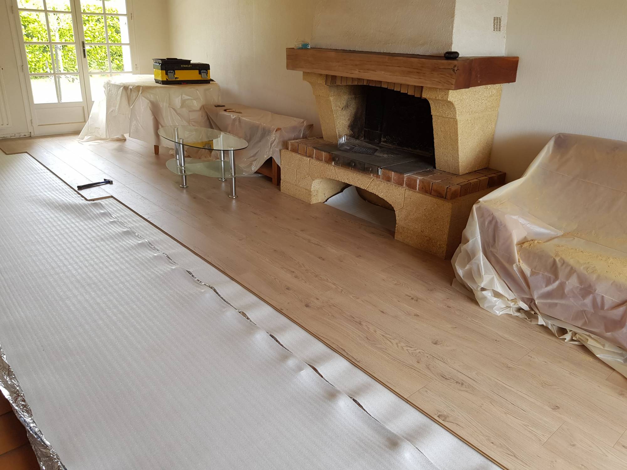 Pose d'un parquet stratifié + Ponçage de poutres à Pessac