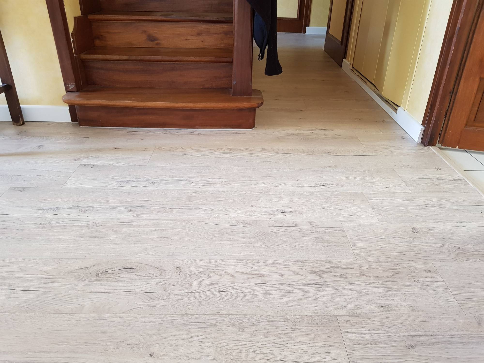 Pose d'un parquet stratifié + Ponçage de poutres à Pessac