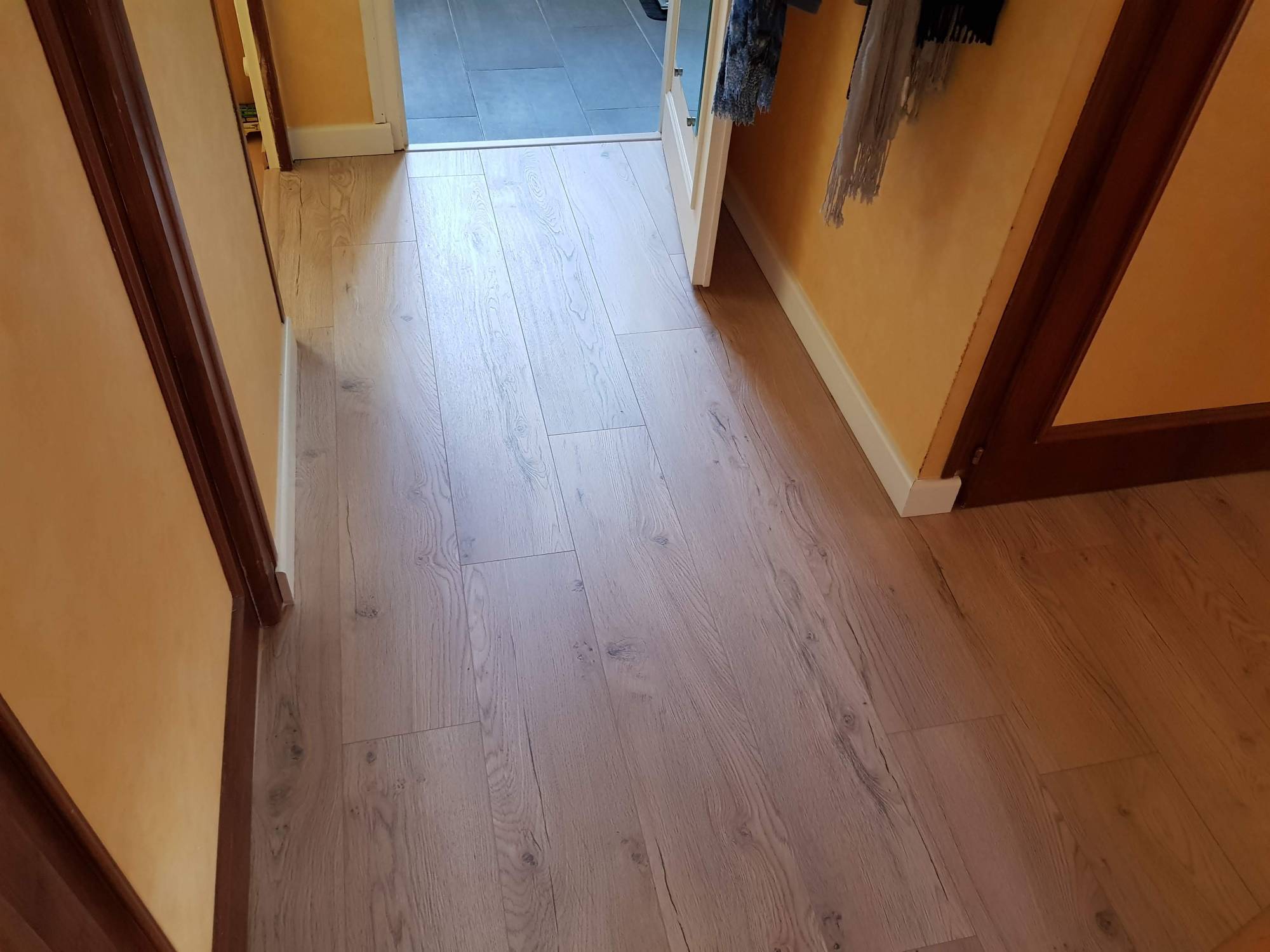 Pose d'un parquet stratifié + Ponçage de poutres à Pessac