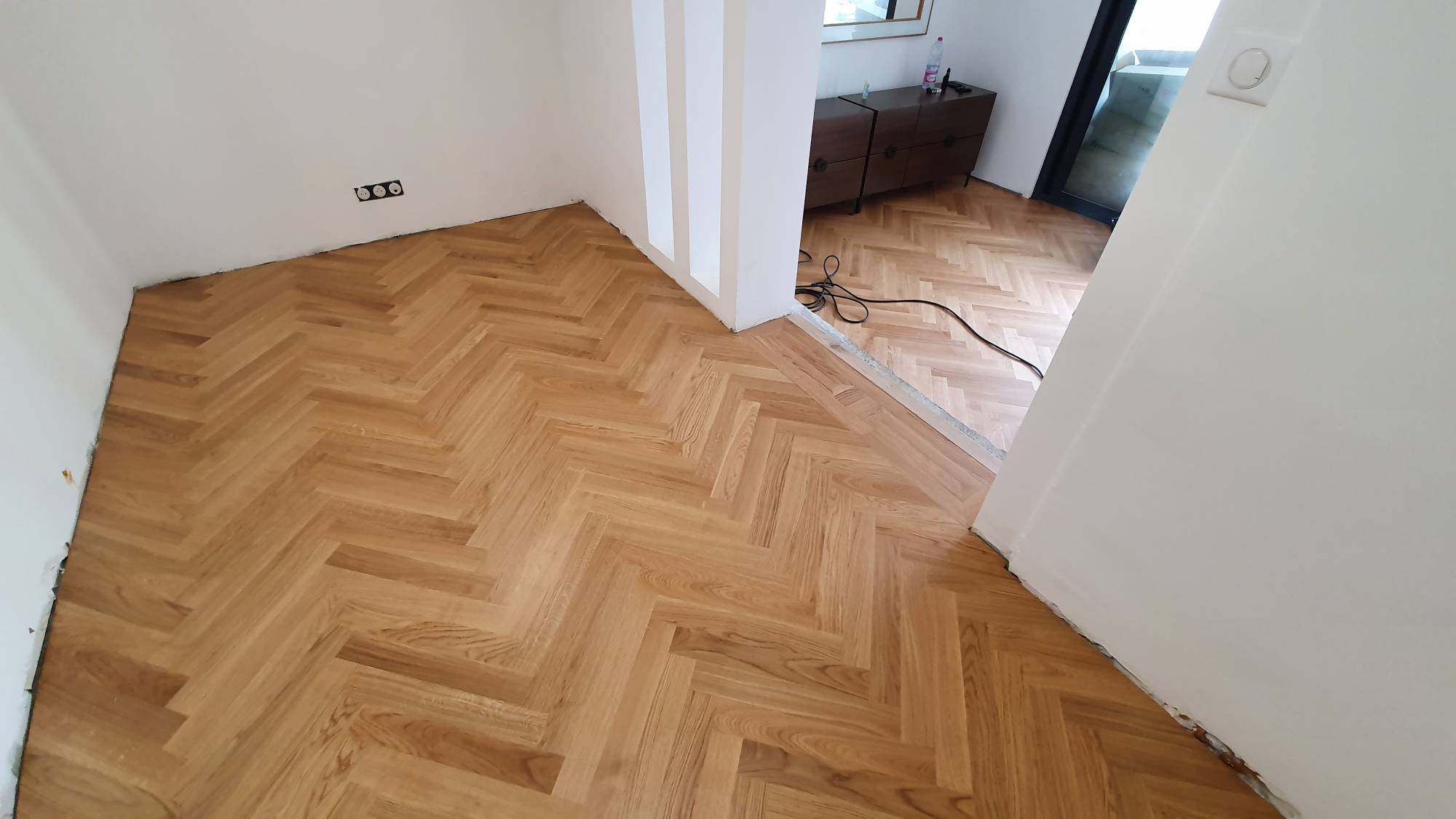 Parquet contrecollé en baton rompu bordeaux