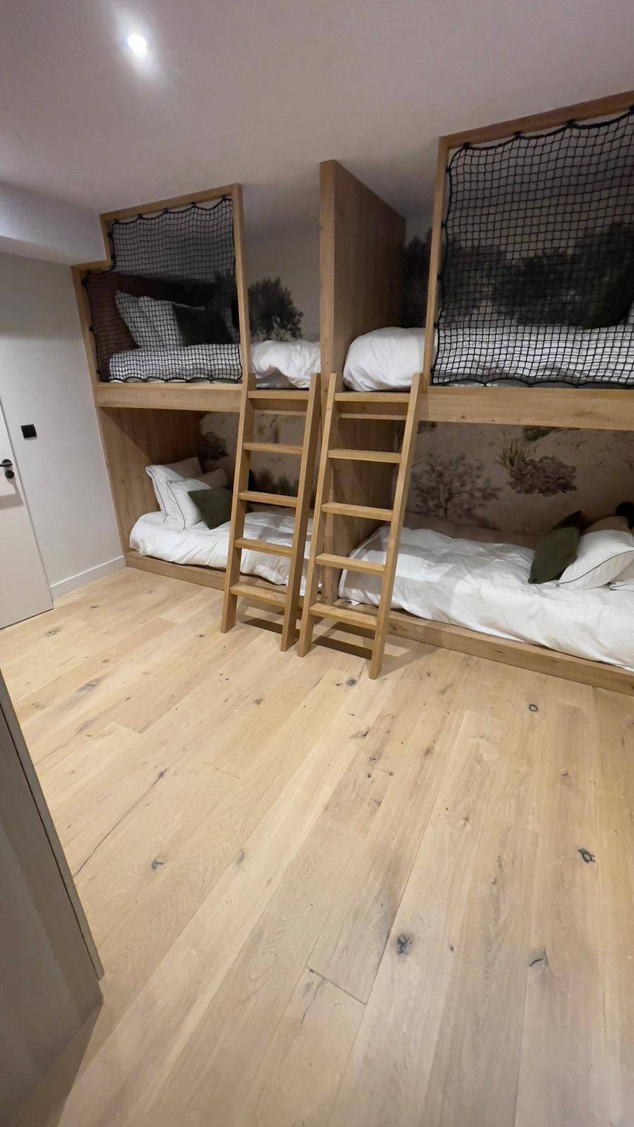 Installation de parquet massif sur mesure dans une maison à Bordeaux 