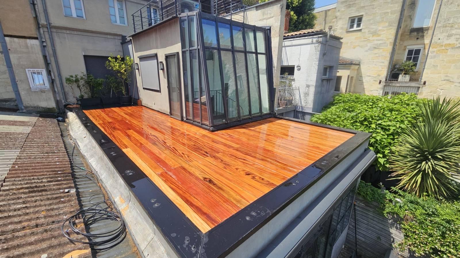Vue détaillée d’une terrasse bois exotique muiracatiara posée à Bordeaux par notre entreprise.
