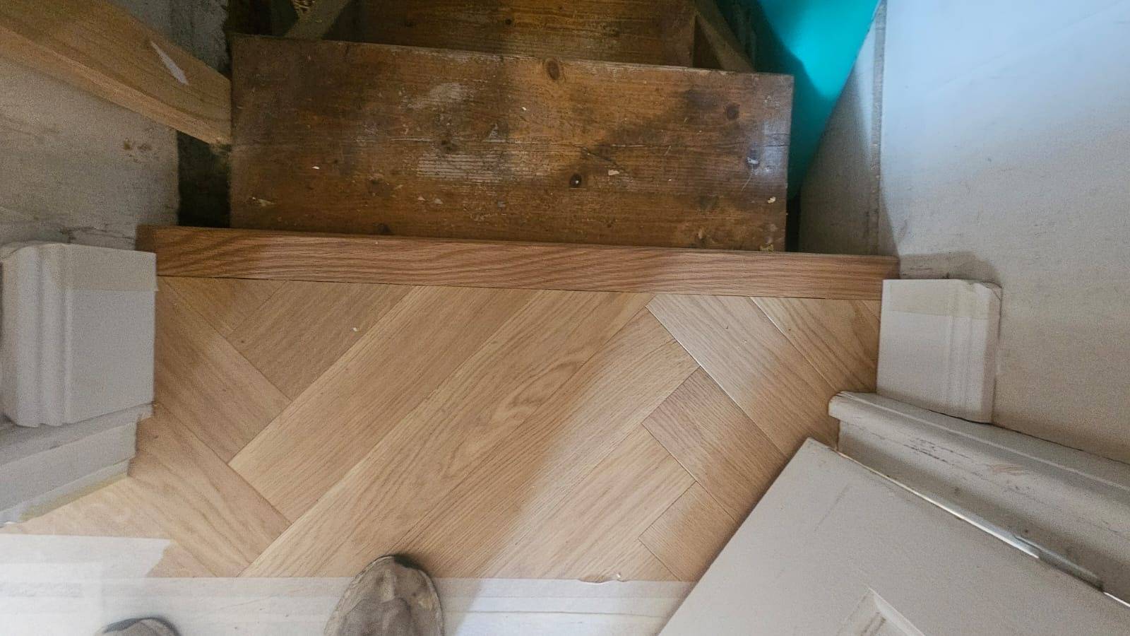 Finitions haut de gamme pour un parquet chevrons posé par un professionnel à Bordeaux.