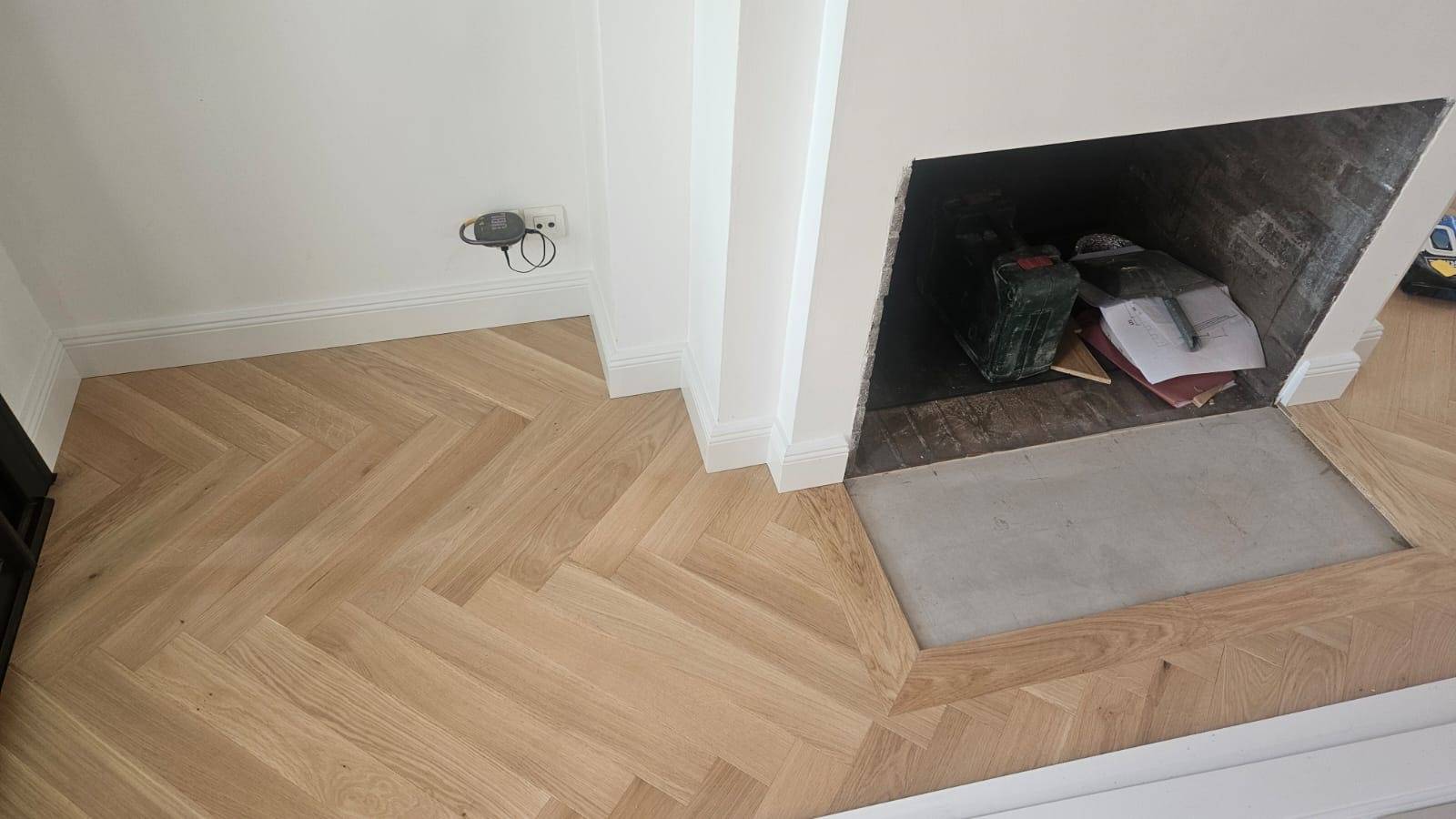 Spécialiste pose parquet Bordeaux : parquet bâton rompu sur chape béton dans un projet architectural.