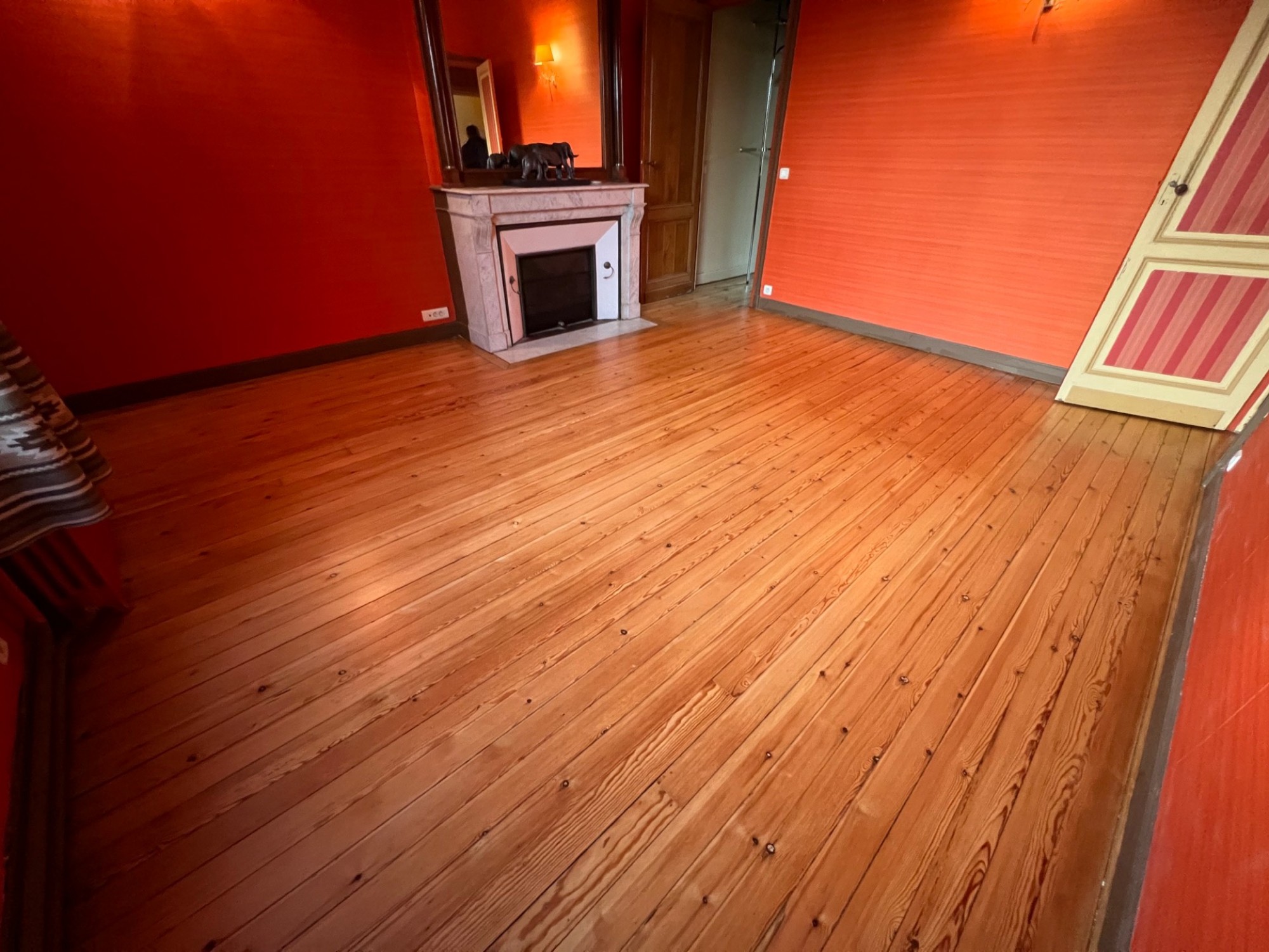 Rénovation ponçage d'un vieux parquet en pin vernis à Bordeaux centre