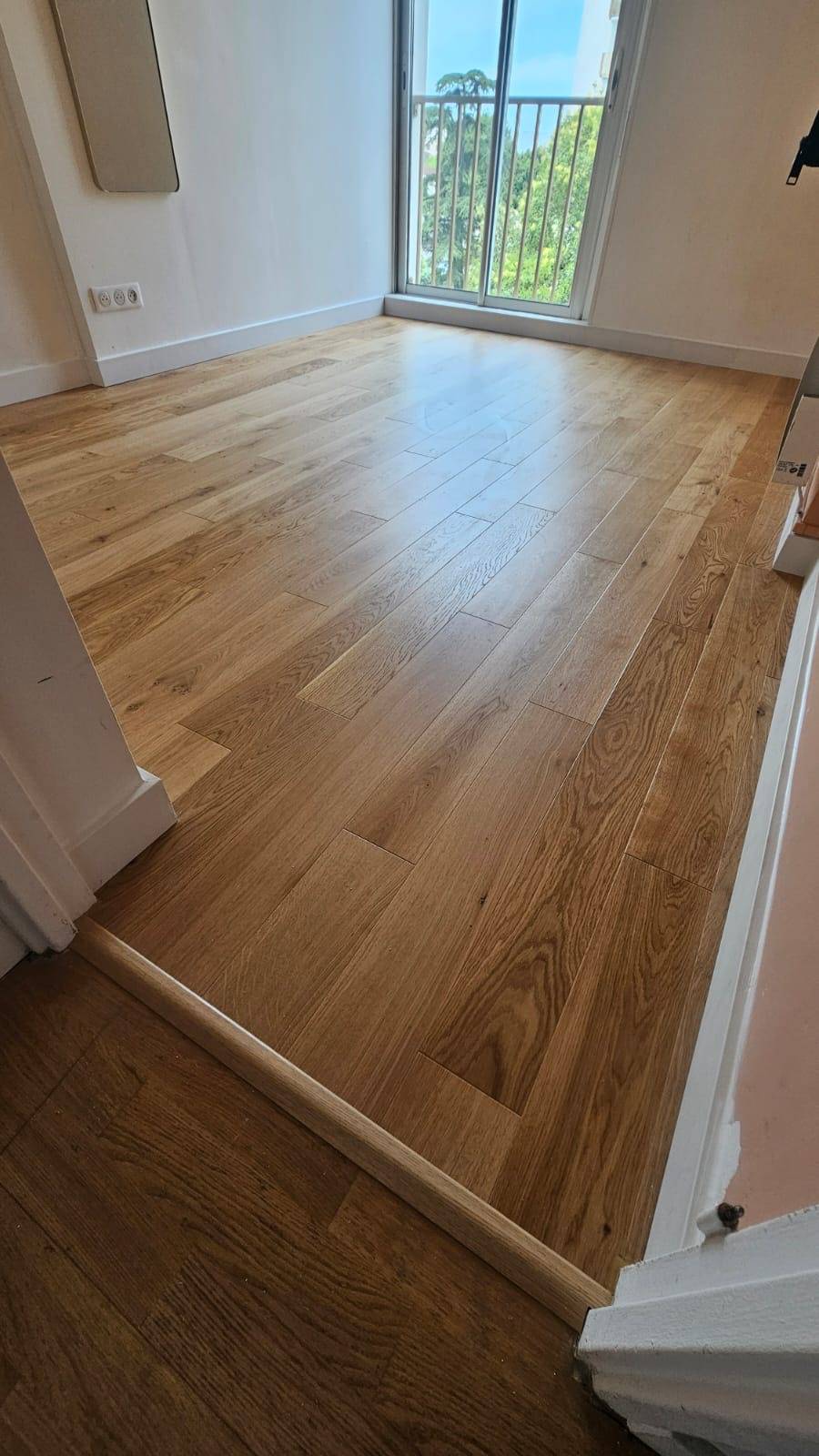 Spécialiste parquet à Bordeaux installant un parquet flottant chêne RM 130 dans une résidence secondaire