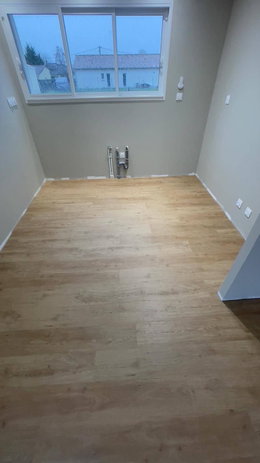 Avant/après : rénovation de parquet avec le modèle Arezzo à Bordeaux : Transformation complète grâce à RM Parquet Bordeaux pour un style contemporain.