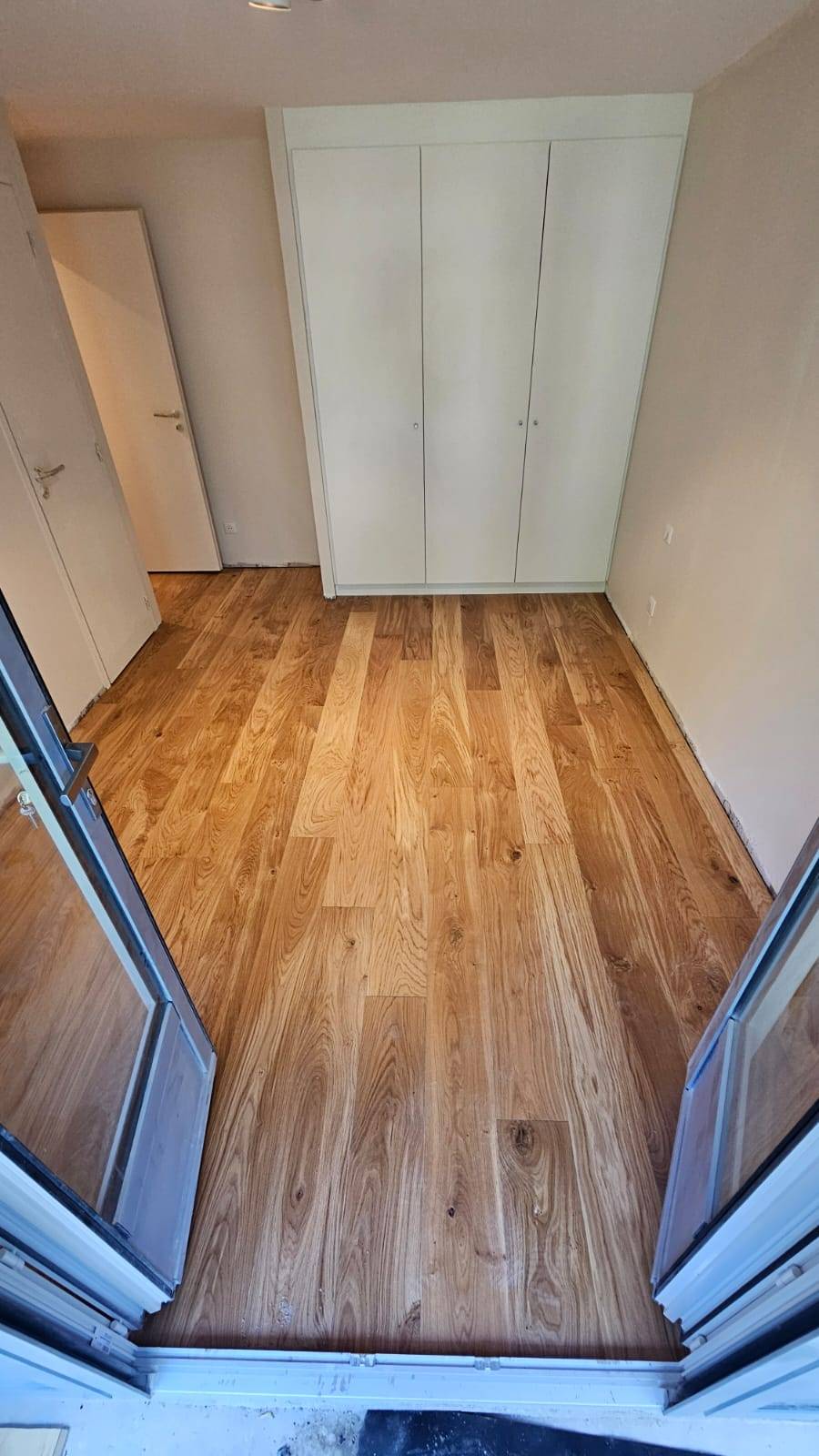 Rénovation parquet à Bordeaux - RM PARQUET BORDEAUX : Spécialistes du parquet à Bordeaux, nous offrons des services de rénovation pour redonner vie à votre sol en chêne collé.