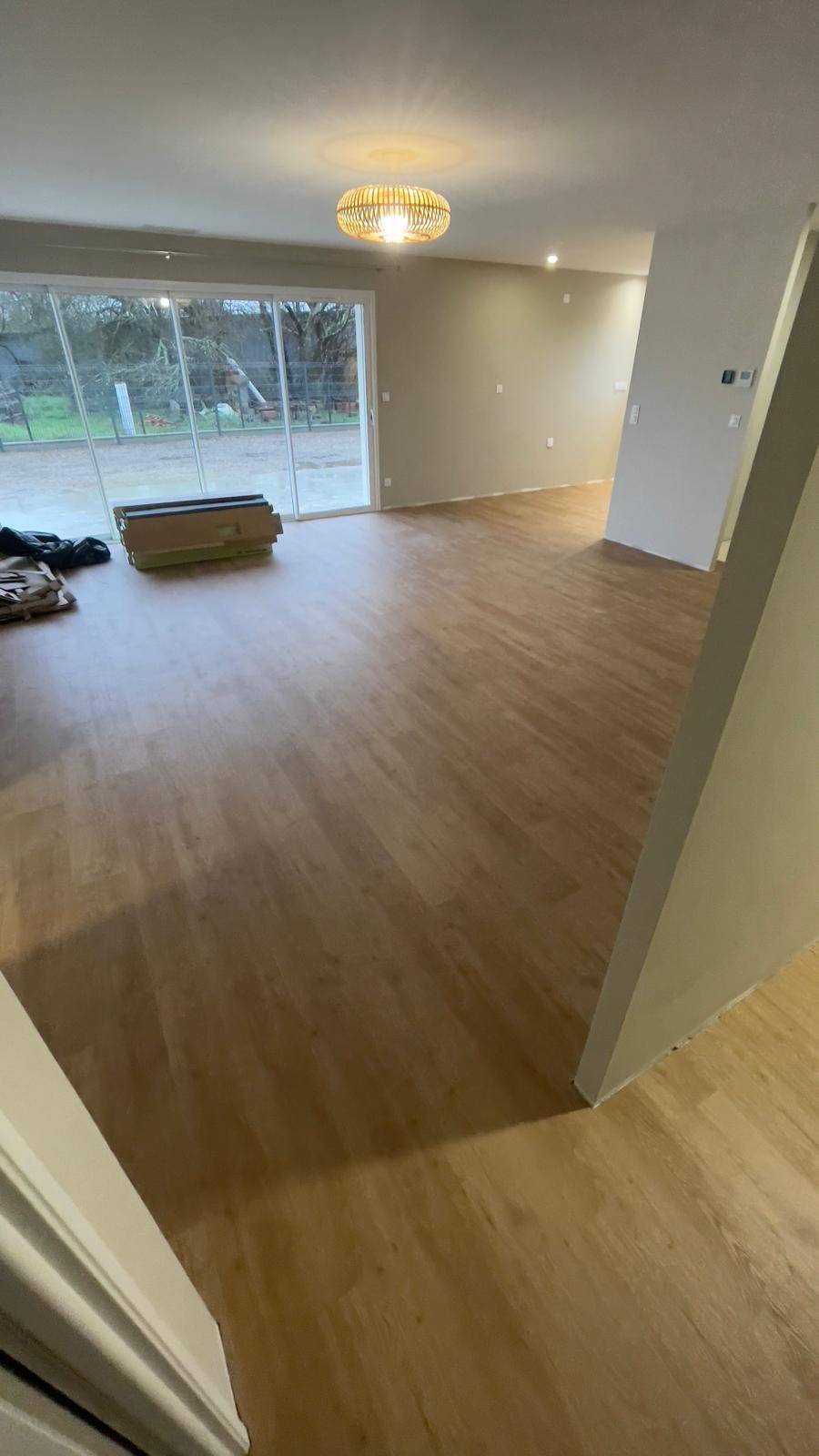 Projet de pose de parquet sur le Bassin d'Arcachon par RM Parquet : Profitez d'un parquet Arezzo moderne, parfait pour un intérieur lumineux et chaleureux.