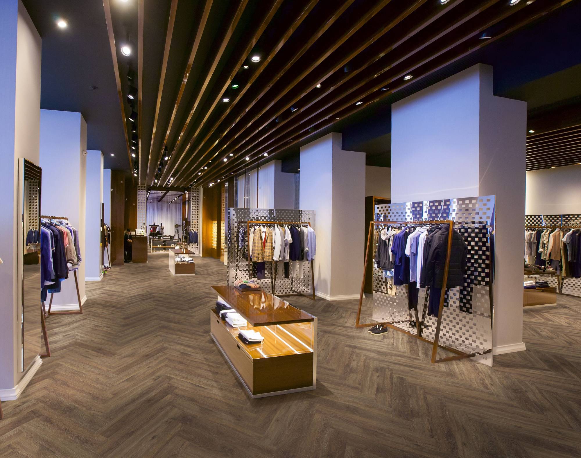 Parquet vinyle bâton rompu effet bois bordeaux