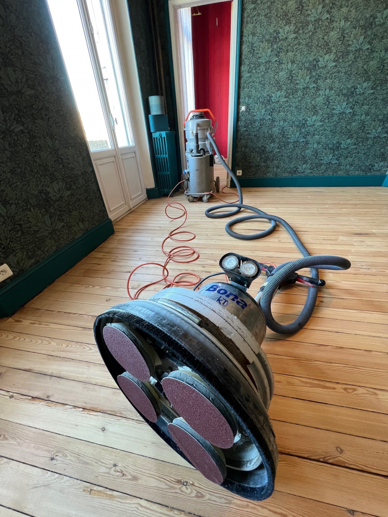Rénovation ponçage d'un vieux parquet en pin vernis à Bordeaux centre