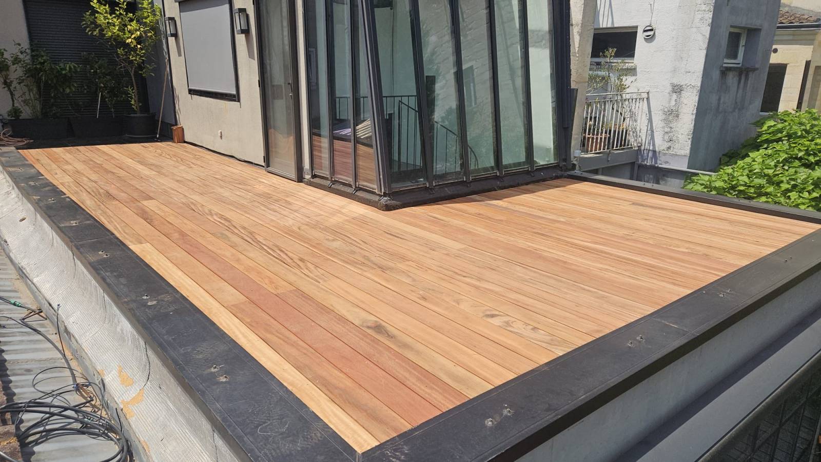 Terrasse extérieure en bois exotique posée par notre artisan à Bordeaux – Muiracatiara naturel.