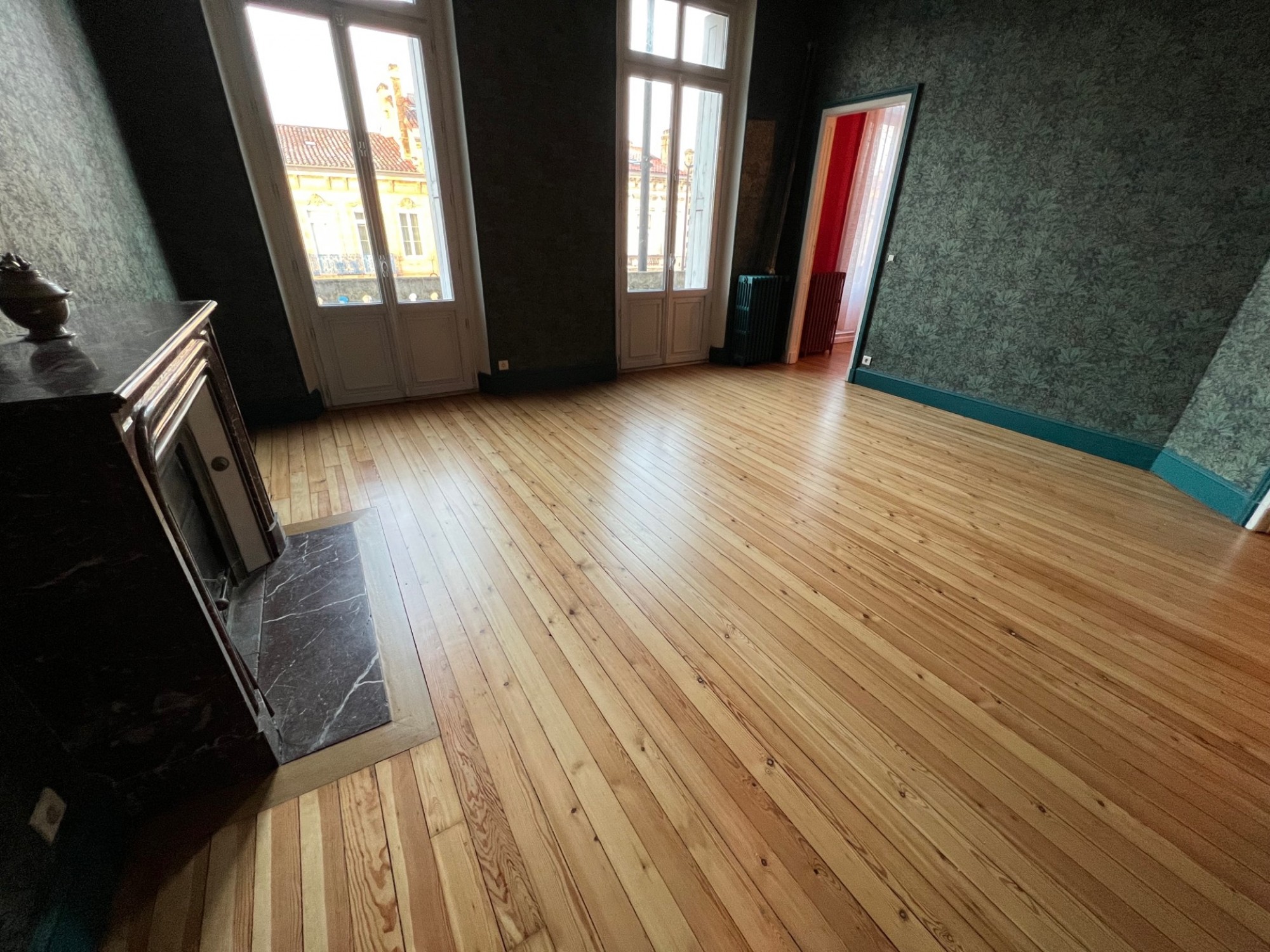 Rénovation ponçage d'un vieux parquet en pin vernis à Bordeaux centre