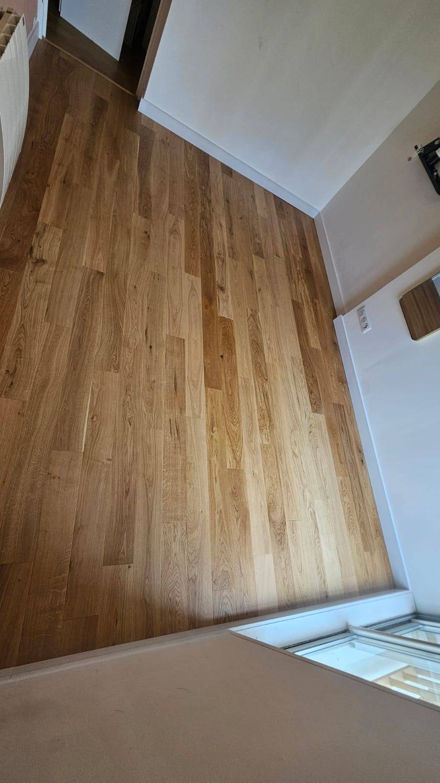 Parqueteur Bordeaux posant un parquet contrecollé chêne RM 130 en flottant dans un salon lumineux