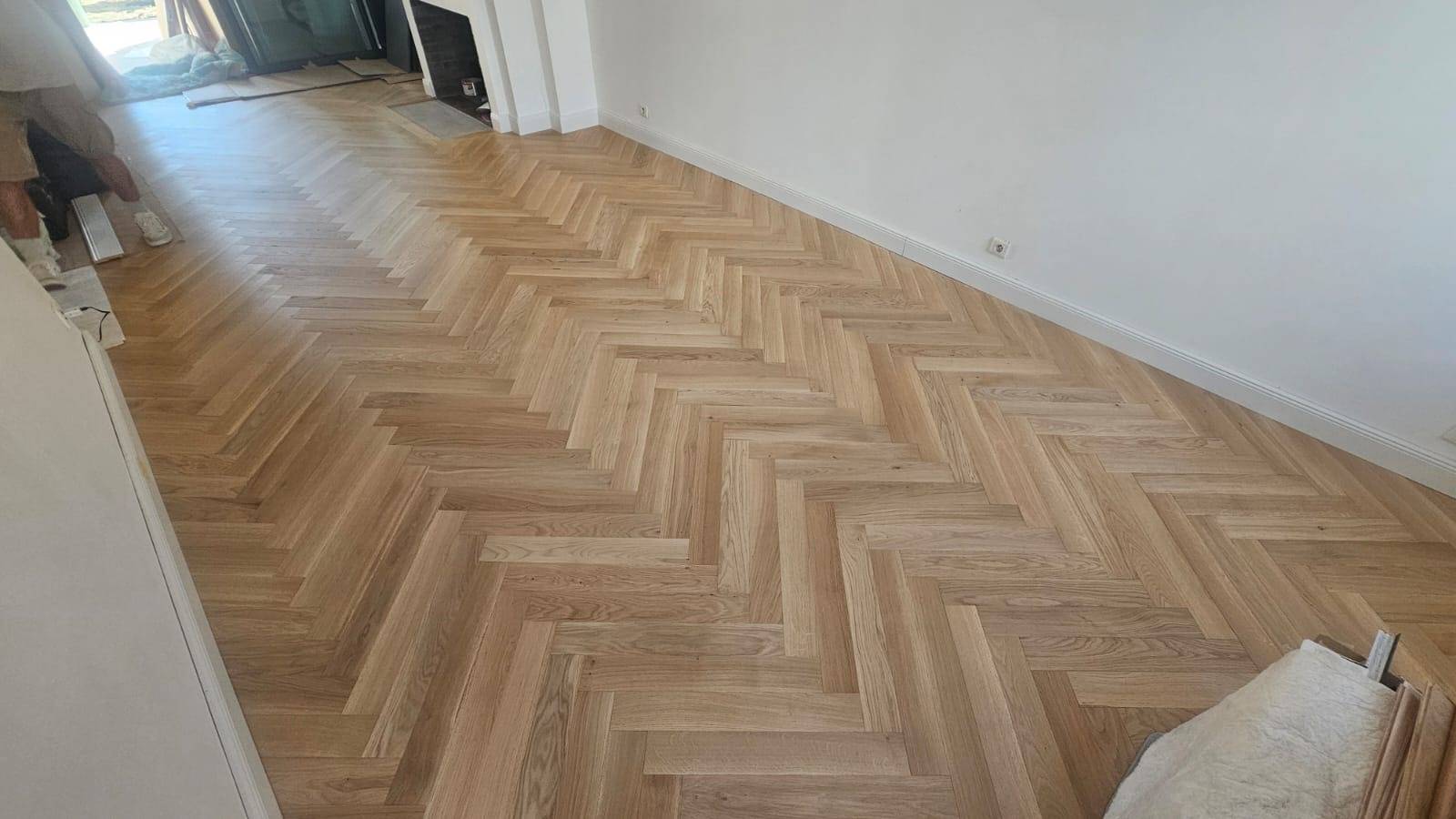 Parquet chêne en pose collée bâton rompu dans un appartement du centre-ville de Bordeaux.