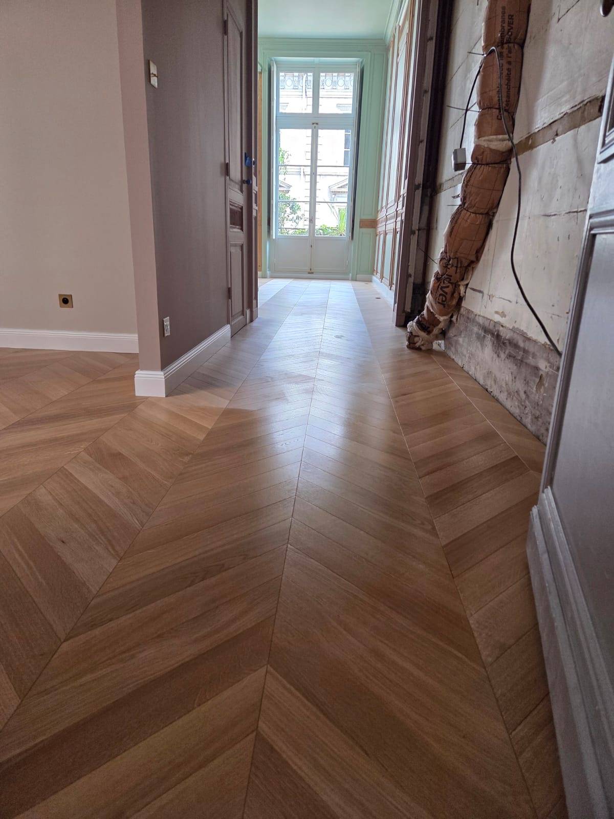 Rendu final d’un parquet point de Hongrie posé par un spécialiste parquet à Bordeaux