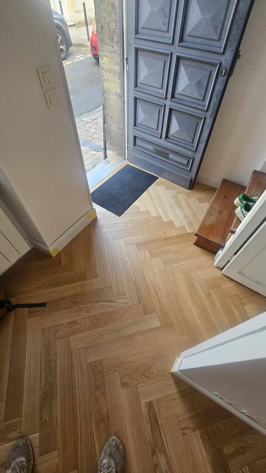 Pose parquet professionnel : motif bâton rompu en chêne naturel par un artisan parqueteur Bordeaux.