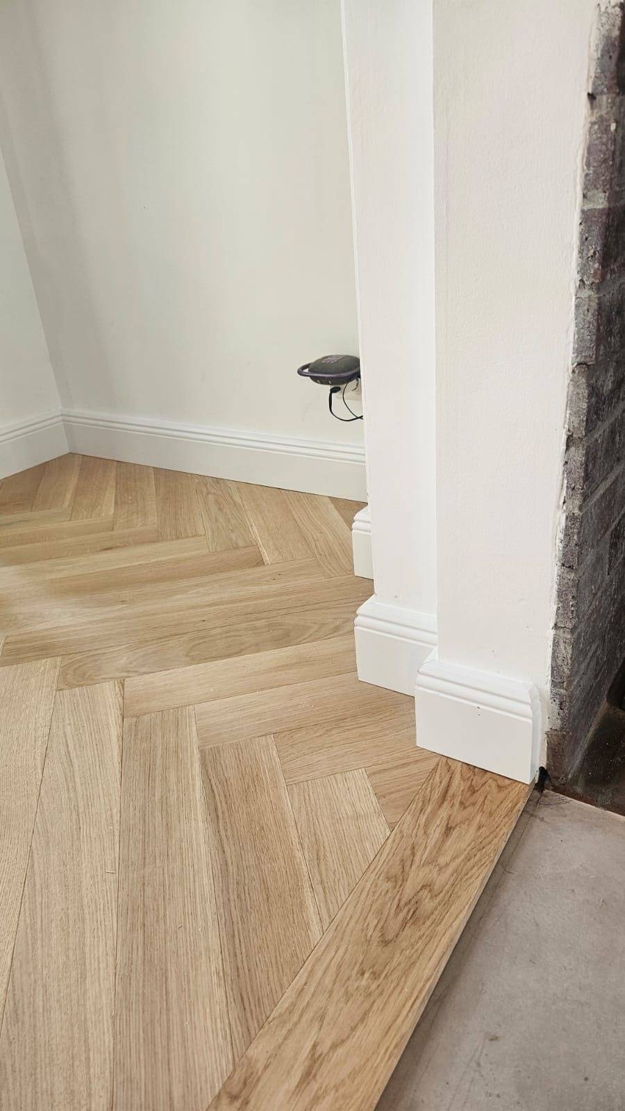 Entreprise de pose de parquet à Bordeaux – RM Parquet pose un parquet chevrons haut de gamme.