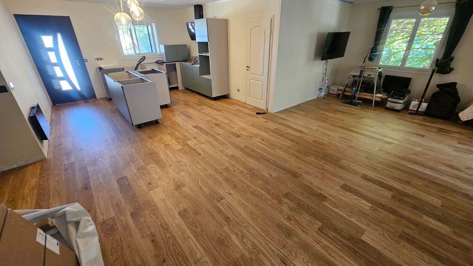 Installation de parquet chêne en pose collée sur chape – entreprise de parquet Bordeaux