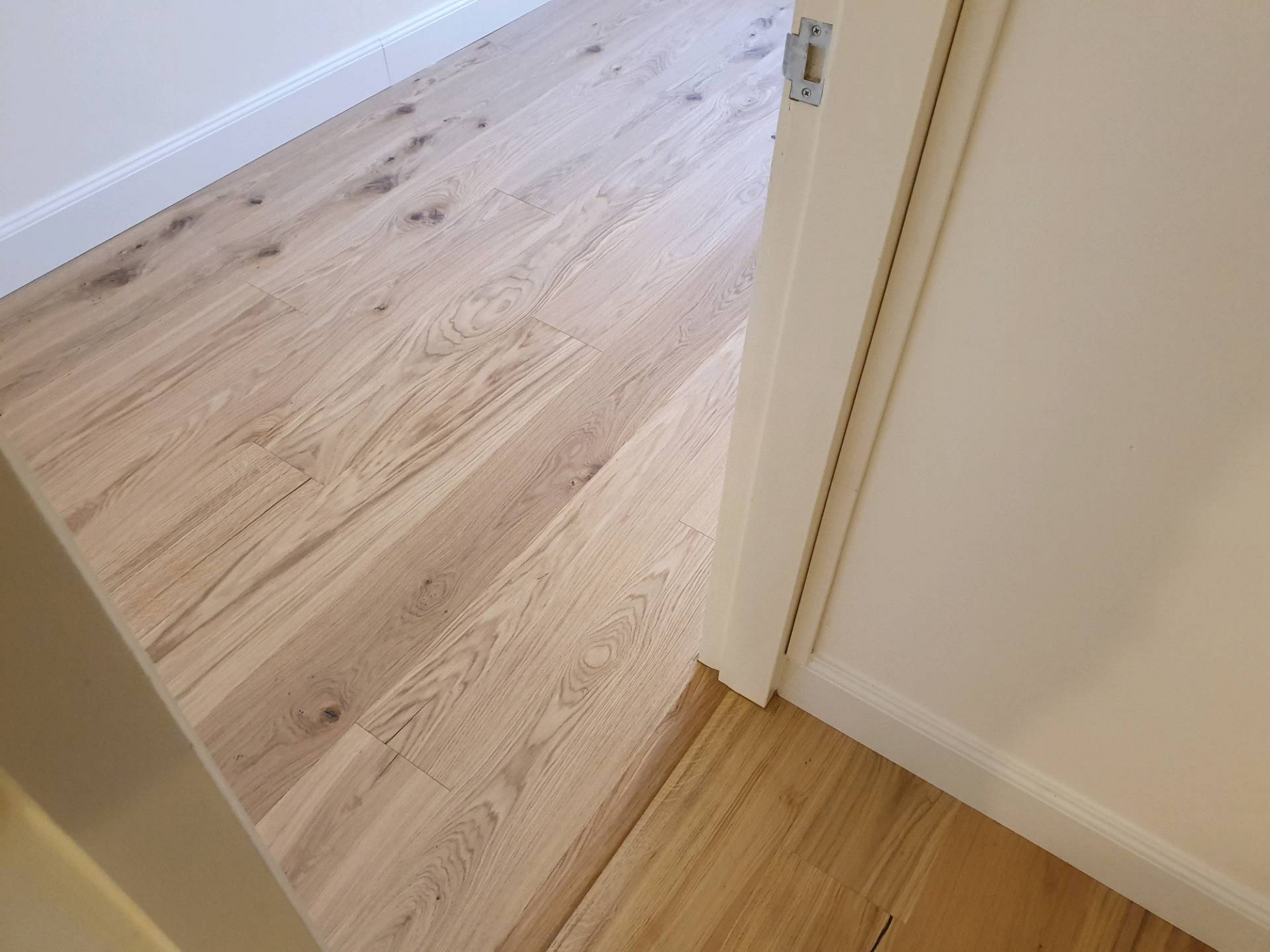 Pose d'un parquet contrecollé chêne clair appartement à Bordeaux