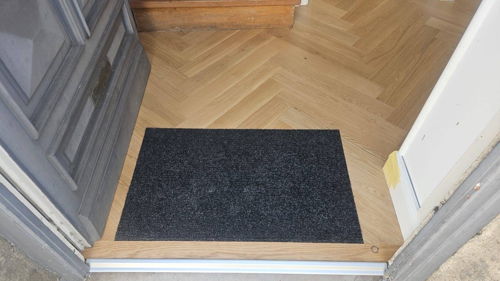 Chantier de rénovation de parquet à Bordeaux avec installation d’un bâton rompu traditionnel.