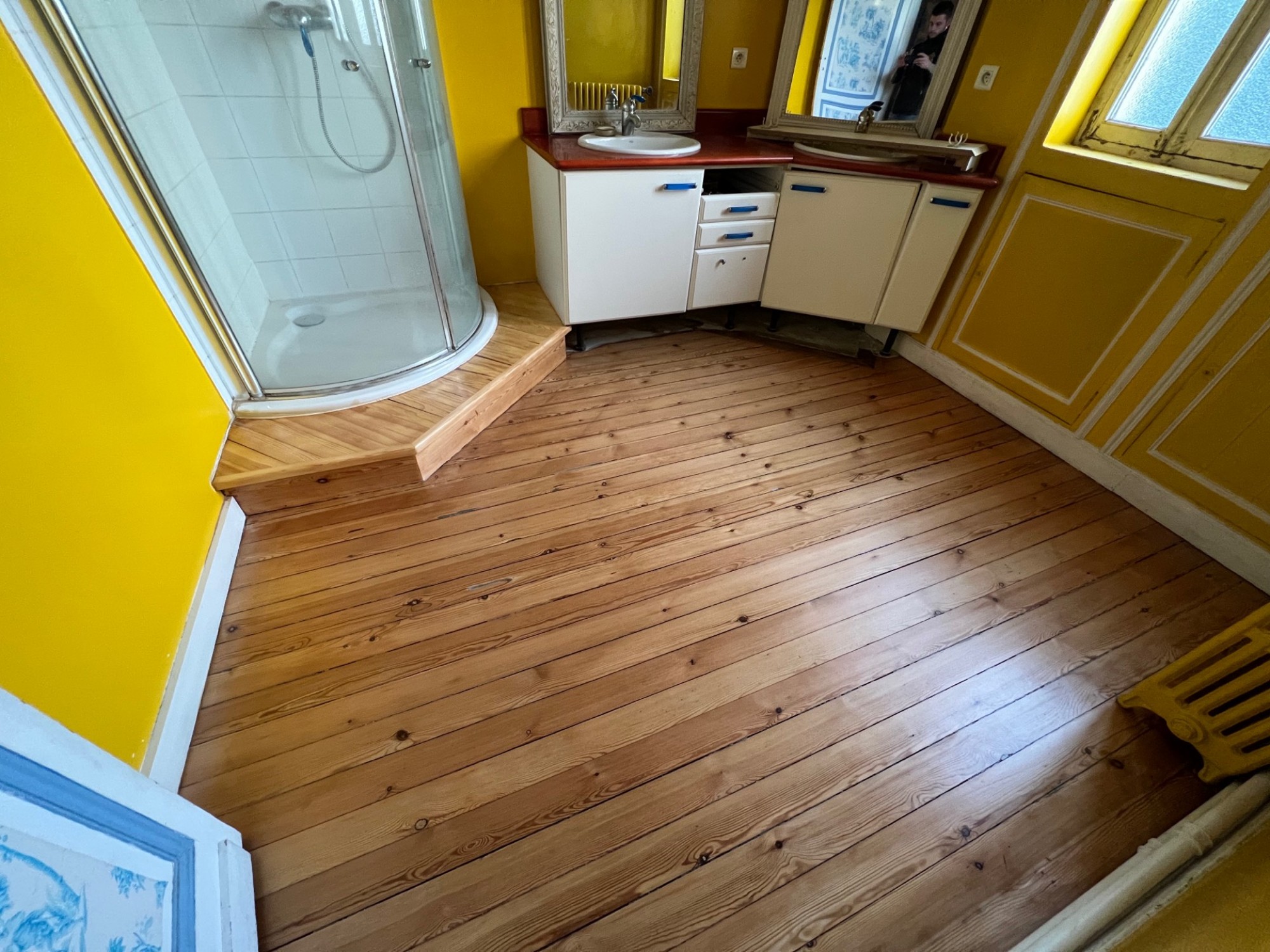 Rénovation ponçage d'un vieux parquet en pin vernis à Bordeaux centre
