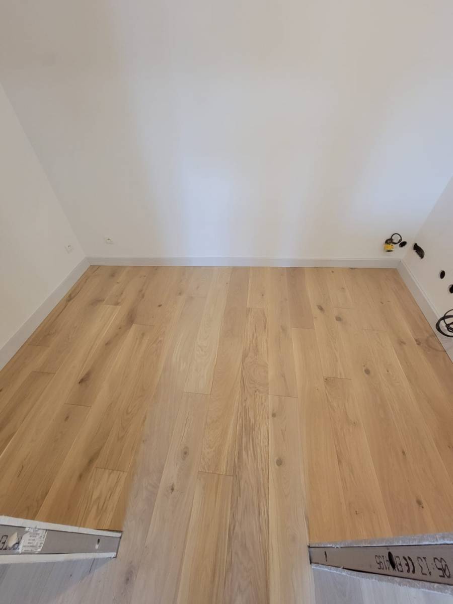 Ambiance lumineuse créée par le parquet chêne clair contrecollé à Bordeaux - Transformez votre espace à Bordeaux avec un parquet chêne clair contrecollé qui apporte une touche de lumière et d’élégance.