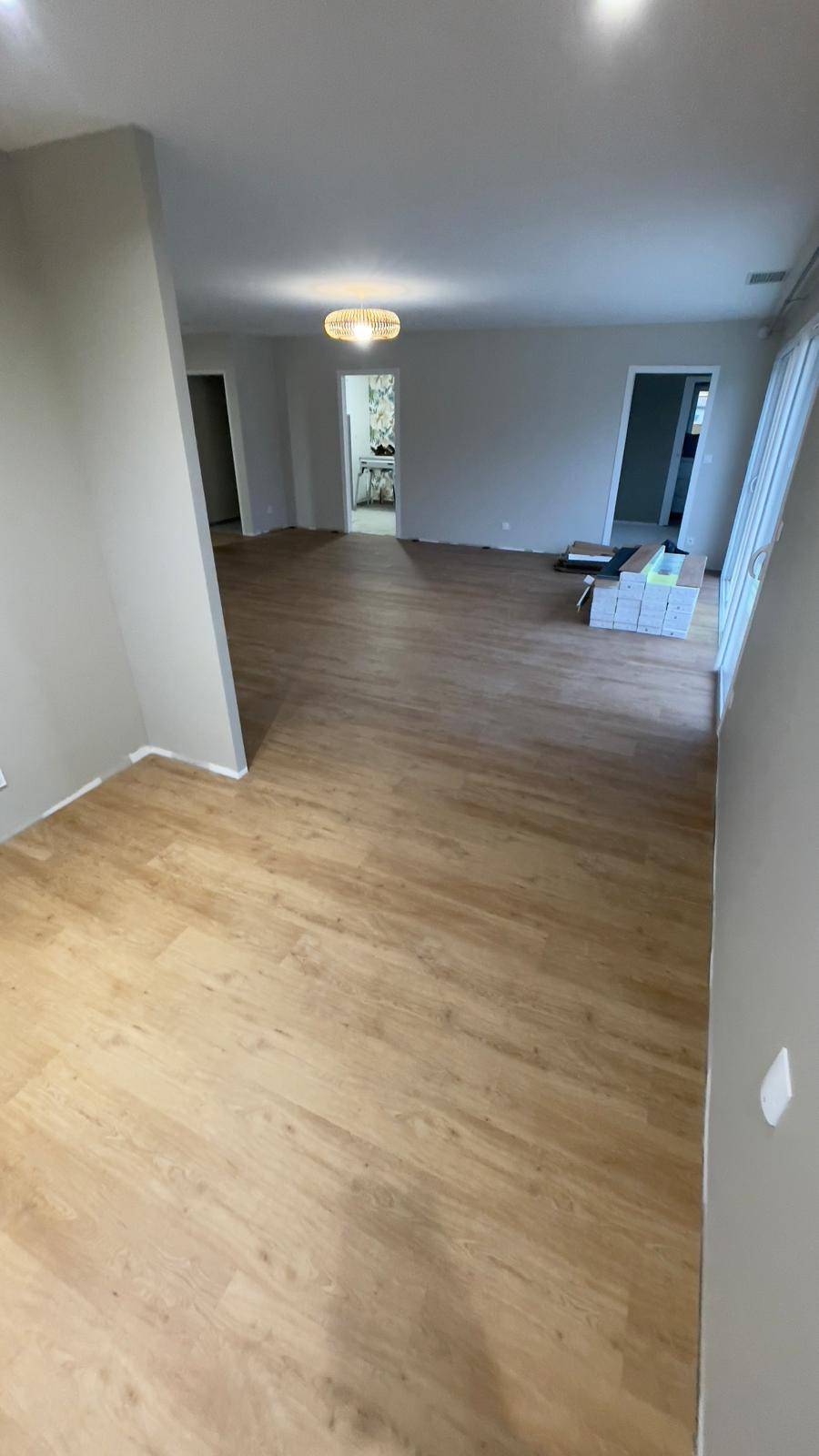 Pose de parquet LVT Arezzo à Bordeaux par RM Parquet : Un sol élégant et résistant pour moderniser votre intérieur sur le Bassin d'Arcachon.
