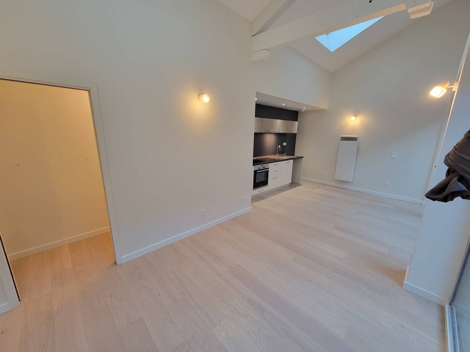 Pose parquet ABC huilé blanc dans une cuisine contemporaine à Bordeaux – Esthétique et durabilité