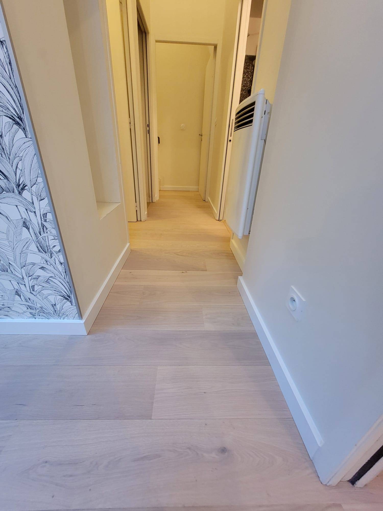 Salon lumineux avec parquet ABC huilé blanc, installé par RM Parquet Bordeaux dans le Bassin d'Arcachon