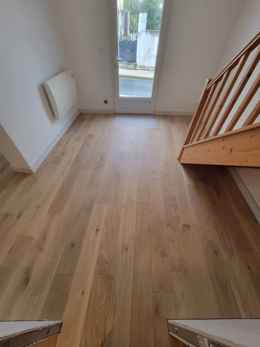 Pose professionnelle de parquet chêne clair contrecollé à Bordeaux - RM Parquet Bordeaux assure une pose soignée de votre parquet chêne clair contrecollé pour un résultat parfait.