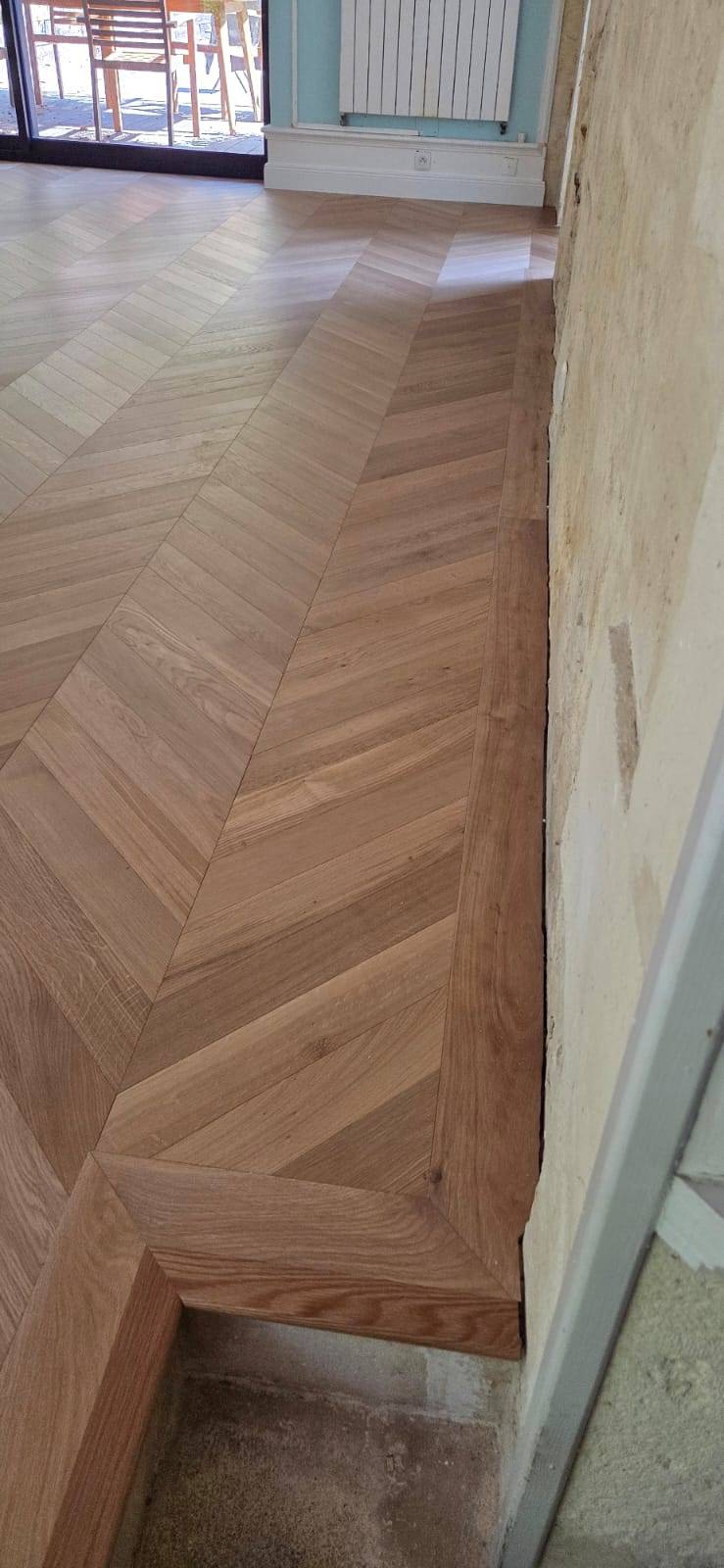 Rendu final d’un parquet en chevrons dans une résidence secondaire au Bassin d’Arcachon