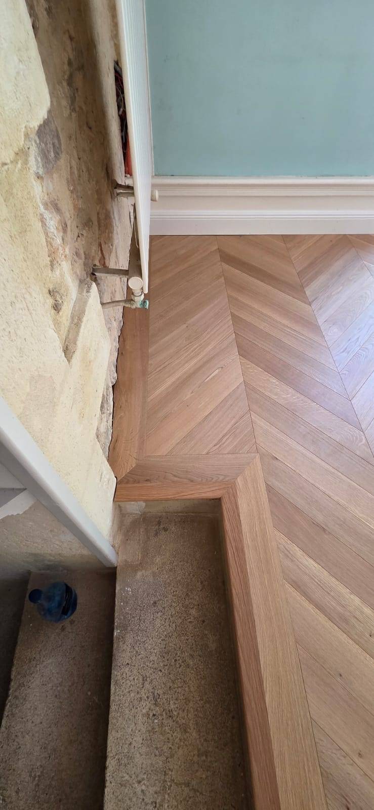 Pose artisanale de parquet chêne haut de gamme – RM Parquet Bordeaux en action à Saint-Augustin