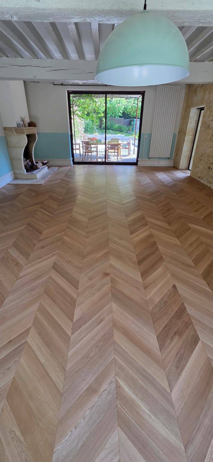 Travaux de pose parquet collé motif chevrons par notre parqueteur Bordeaux RM Parquet