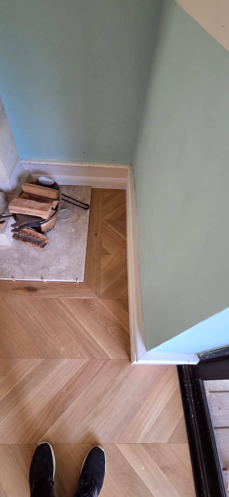 Détail de coupe en biseau pour parquet point de Hongrie – Artisan RM Parquet Bordeaux