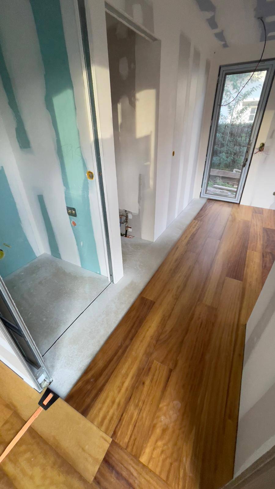 Expertise en pose de parquet à Bordeaux : RM Parquet Bordeaux transforme votre villa avec du parquet en iroko massif