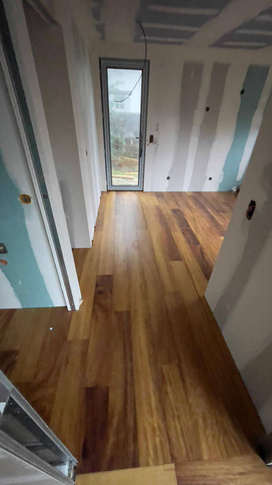 Parquet en iroko massif posé par RM Parquet Bordeaux : une finition soignée et durable
