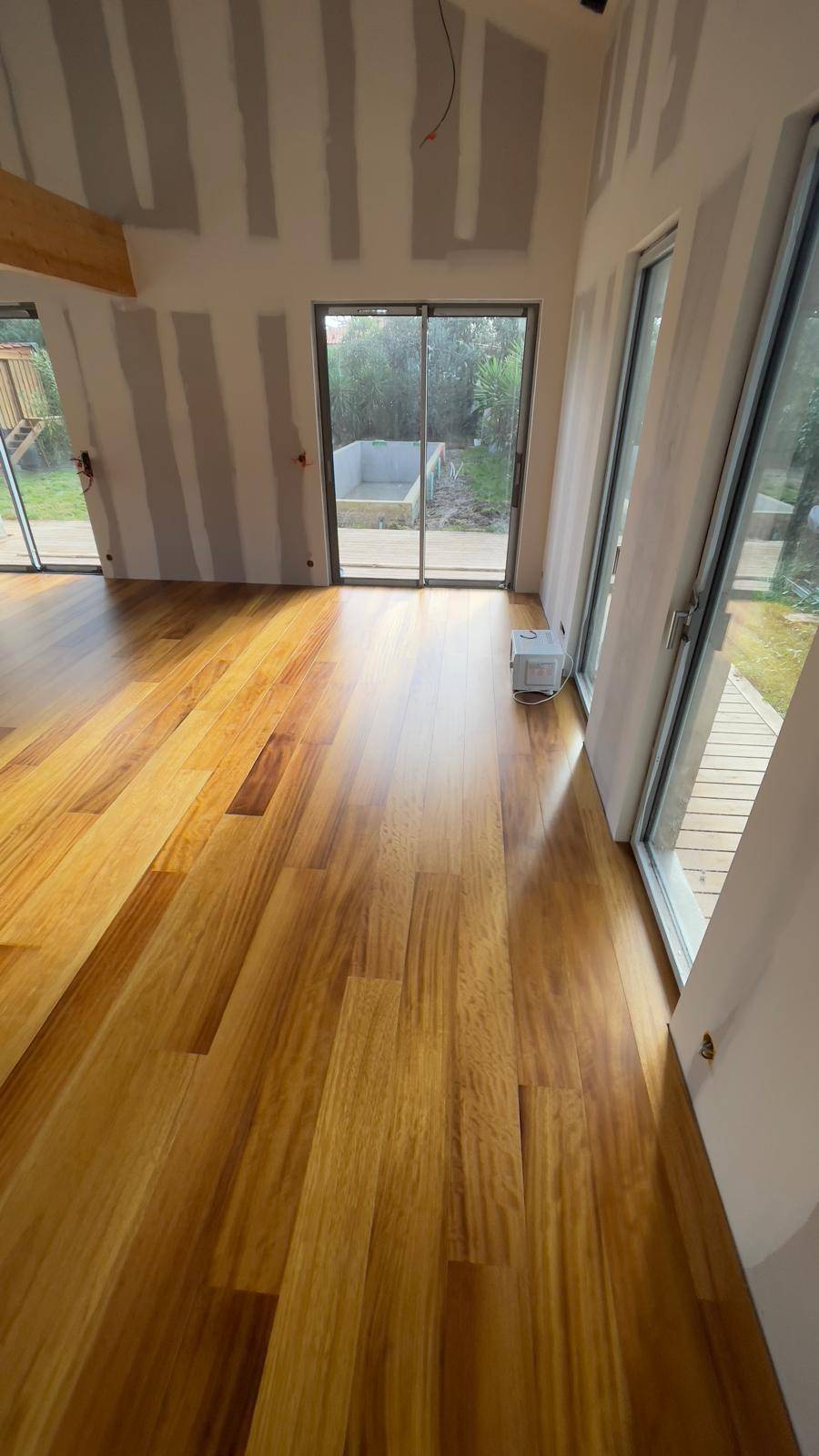 Installation de parquet en iroko massif dans une villa au Bassin d'Arcachon par RM Parquet Bordeaux