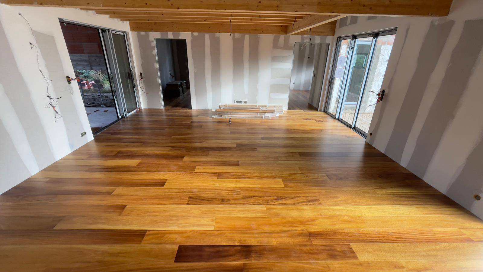 Rénovation de parquet en iroko massif à Bordeaux : qualité et durabilité assurées