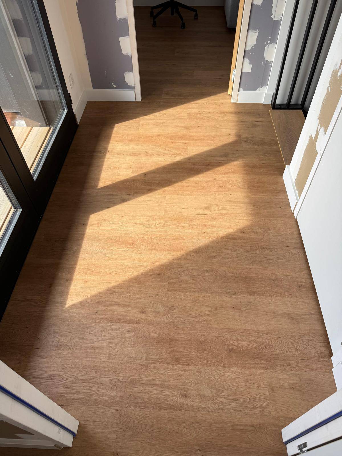 Chêne contre collé posé par RM Parquet Bordeaux : une finition soignée et moderne pour votre intérieur.