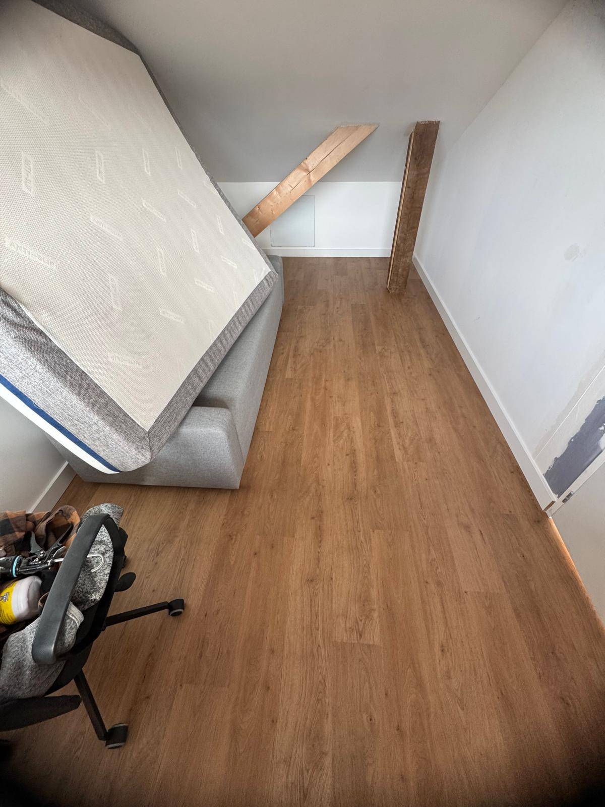 Parquet LVT Arezzo posé dans un restaurant à Bordeaux : solution idéale pour un usage intensif.