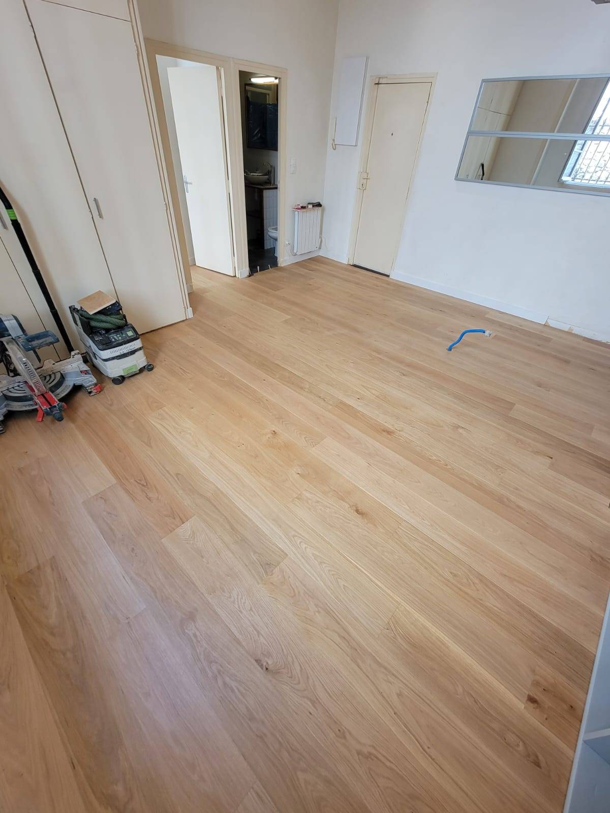 Installation de parquet contrecollé chêne dans un appartement bordelais – Choisissez la qualité avec RM Parquet Bordeaux.
