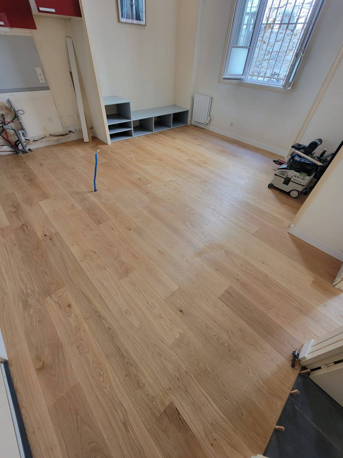 Parquet contrecollé chêne posé par RM Parquet Bordeaux dans un salon moderne à Bordeaux – Une solution durable et élégante.